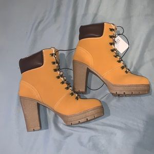 Women’s Heeled lace boots